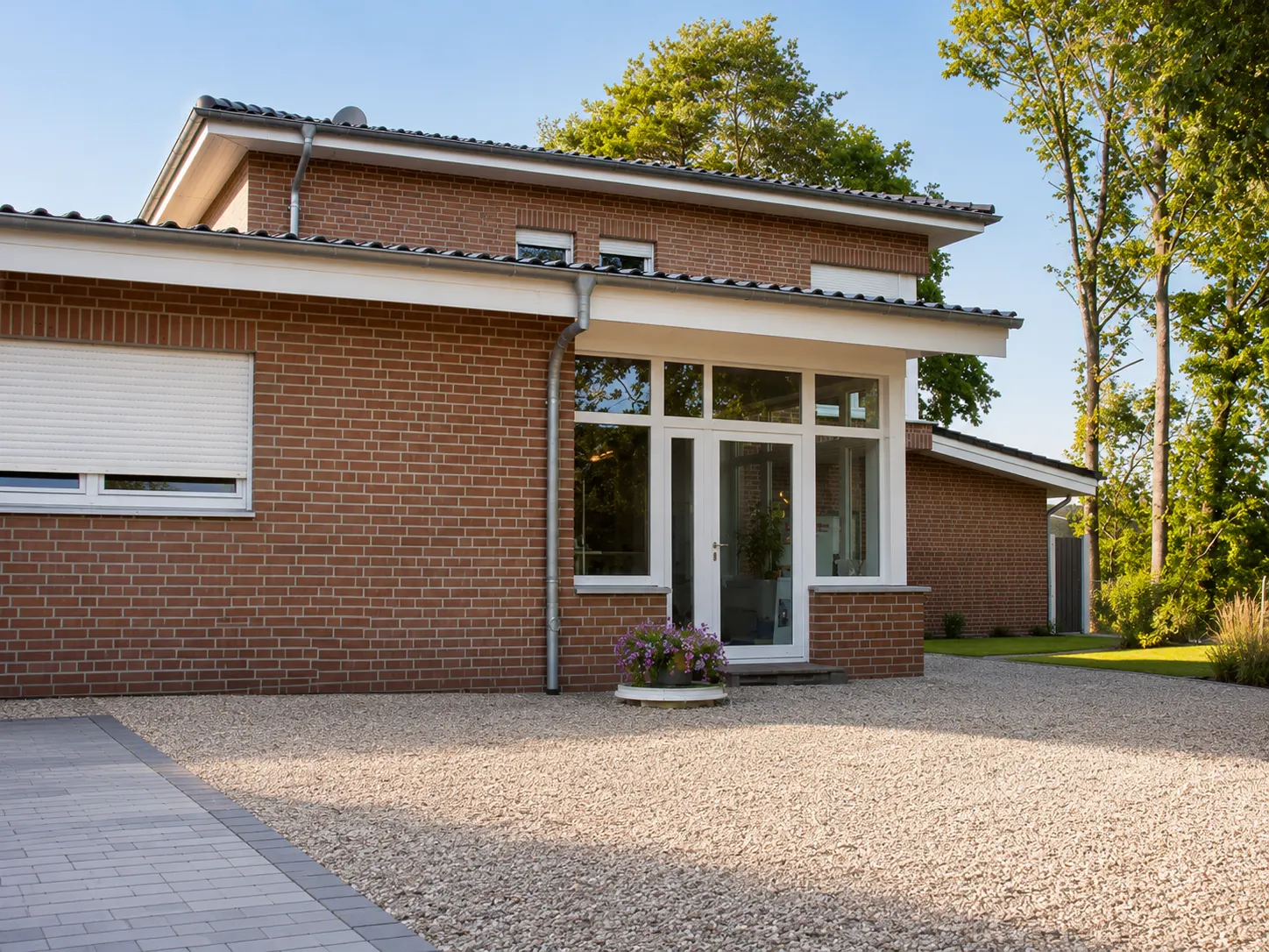 Geöffnete Tür, Blick in ein lichtdurchflutetes Architekturbüro mit Zeichentisch und Regalen