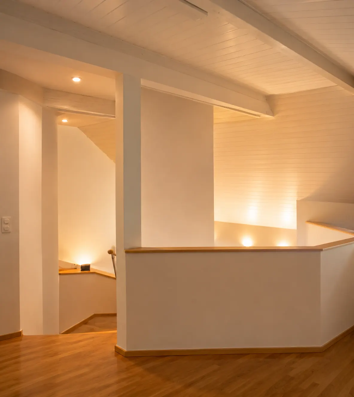 Geöffnete Tür, Blick in ein lichtdurchflutetes Architekturbüro mit Zeichentisch und Regalen