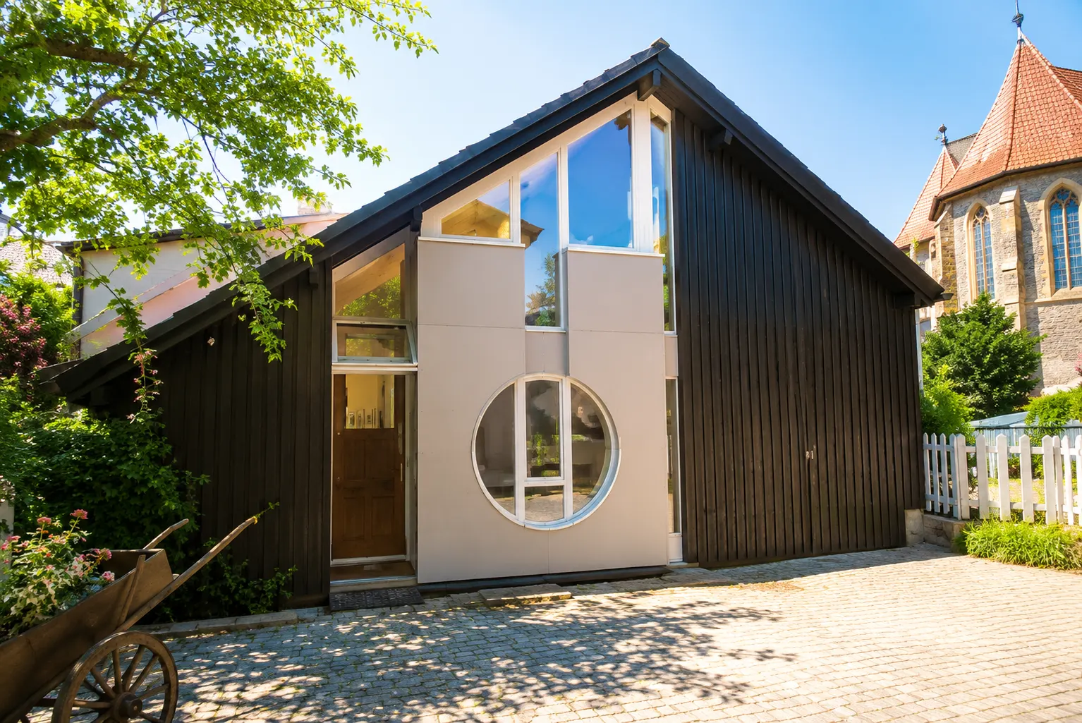 Geöffnete Tür, Blick in ein lichtdurchflutetes Architekturbüro mit Zeichentisch und Regalen