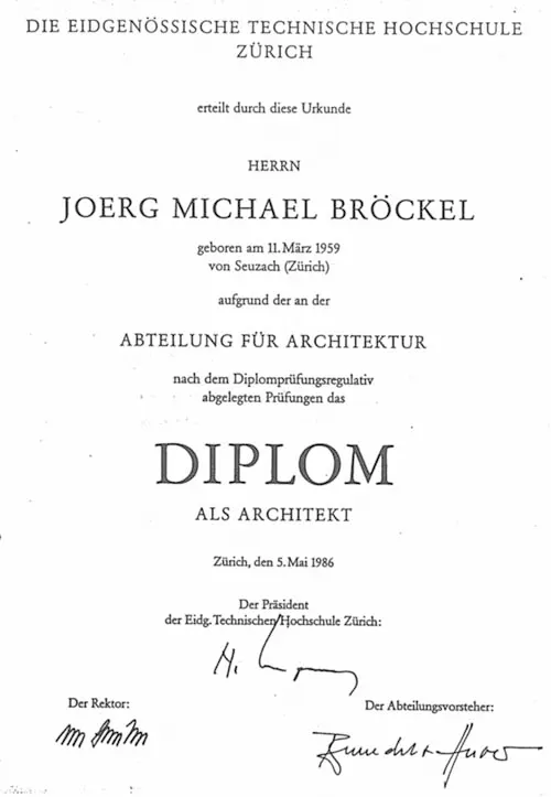 Geöffnete Tür, Blick in ein lichtdurchflutetes Architekturbüro mit Zeichentisch und Regalen