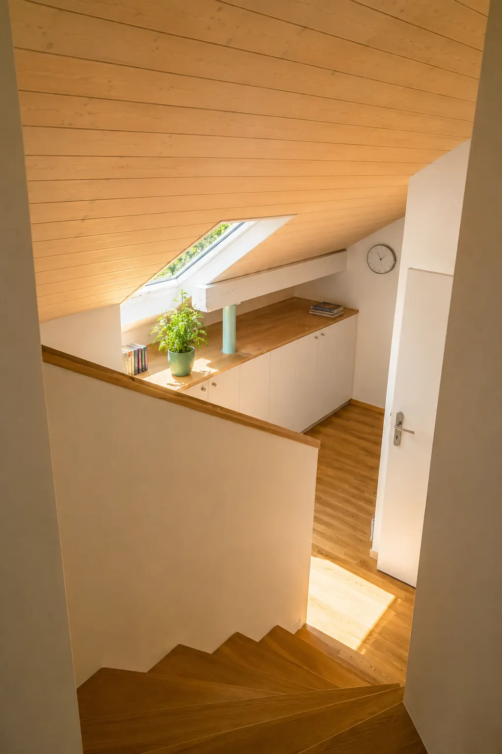 Geöffnete Tür, Blick in ein lichtdurchflutetes Architekturbüro mit Zeichentisch und Regalen