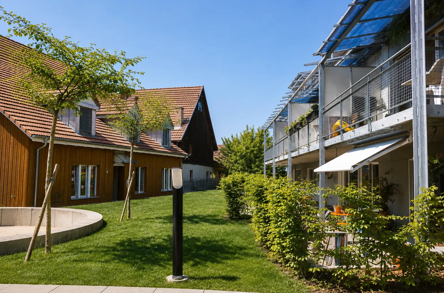 Geöffnete Tür, Blick in ein lichtdurchflutetes Architekturbüro mit Zeichentisch und Regalen