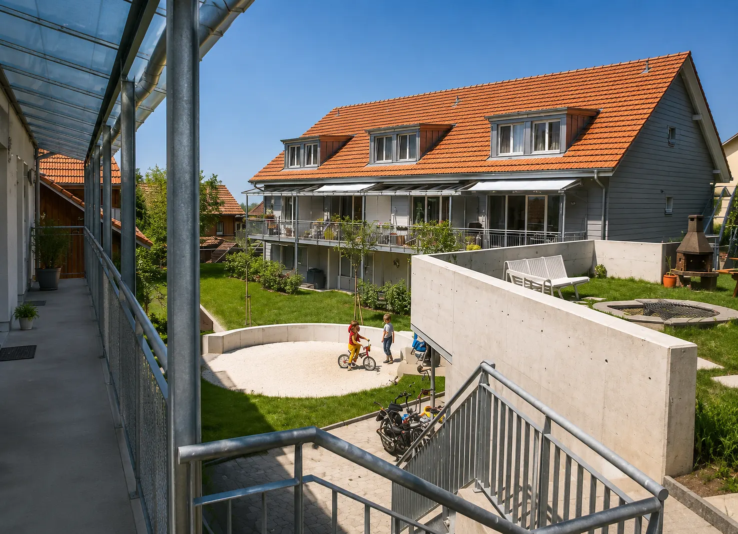 Geöffnete Tür, Blick in ein lichtdurchflutetes Architekturbüro mit Zeichentisch und Regalen